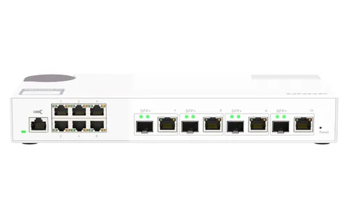 El QSW-M2106-4C es un switch gestionable por web de Capa 2 que cuenta con cuatro puertos combinados SFP+/RJ45 10GbE y seis puertos de 2,5 Gigabit.